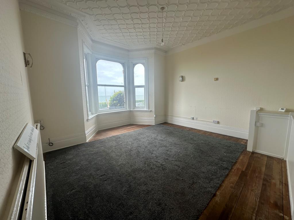 Lot: 140 - SEAFRONT BLOCK OF SIX FLATS ON GOOD SIZE PLOT - Ground floor flat living room